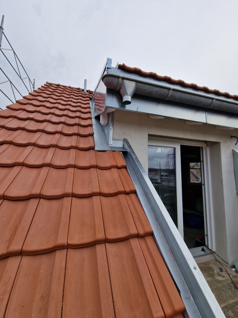 Réalisation de toiture neuve sur mesure et zinguerie par SF Toiture à Évian, Thonon-les-Bains et Allinges. Expertise en charpente et couverture 74.