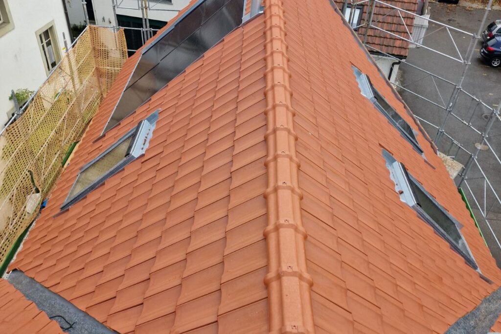 Construction de toiture en tuiles terre cuite avec panneaux solaires et Velux par SF Toiture à Lugrin, Haute-Savoie (74).