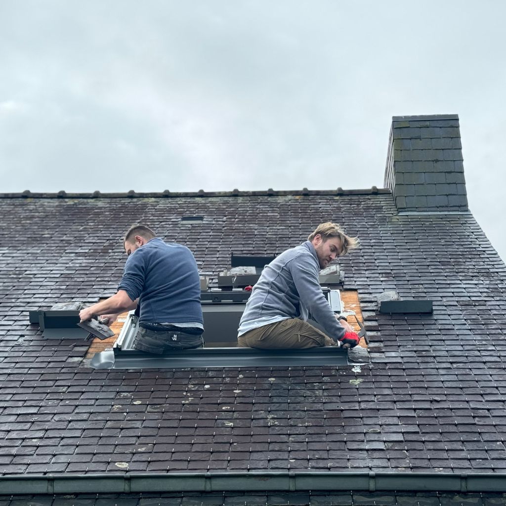 Artisan couvreur de SF Toiture installant une fenêtre de toit Velux à Douvaine.