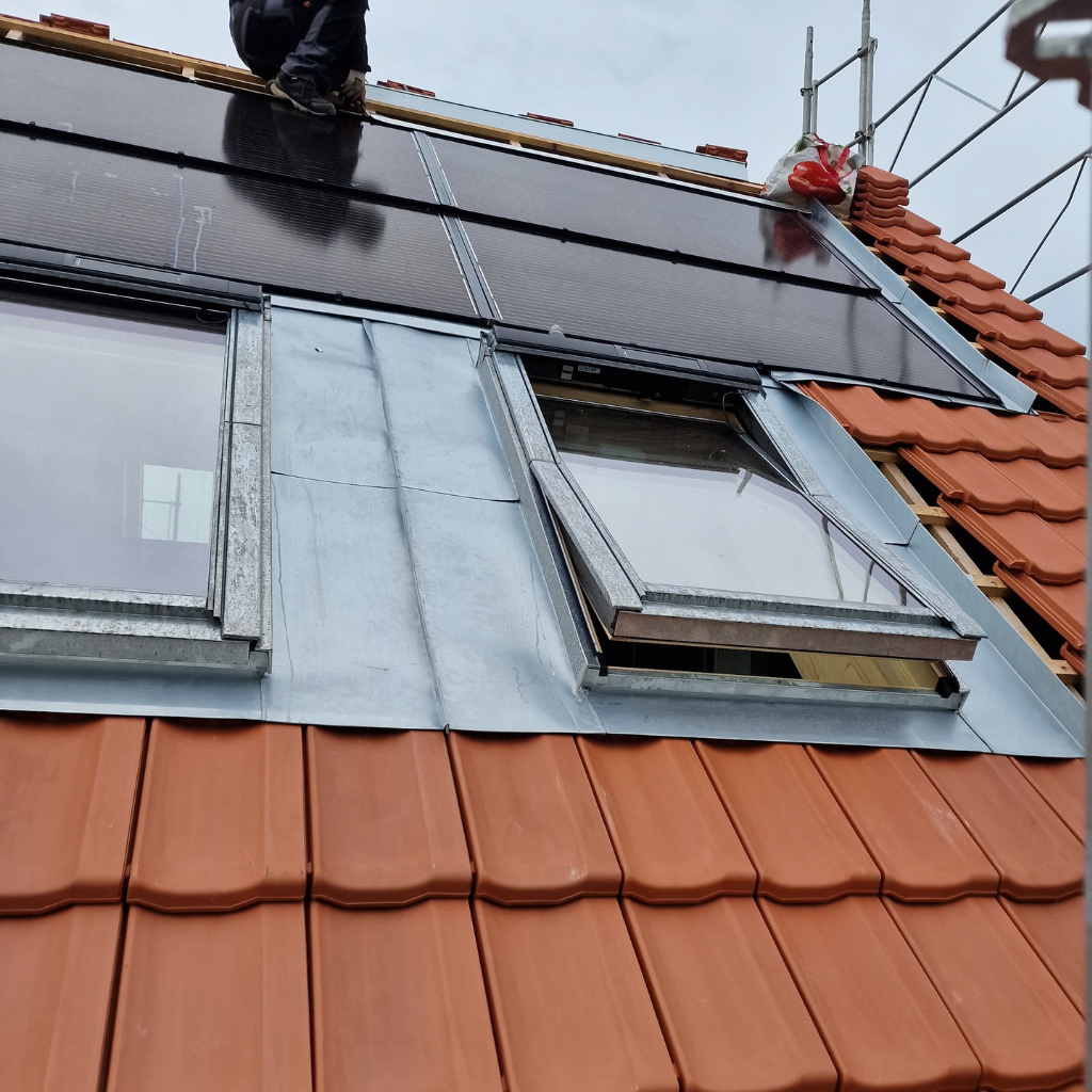 Installation de fenêtres de toit VELUX et Roto par SF Toiture en Haute-Savoie (74), de Saint-Gingolph à Douvaine, incluant Morzine, Abondance et Thollon-les-Mémises.