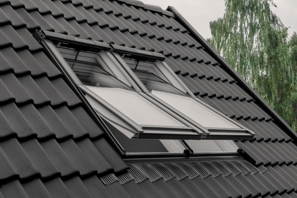 Installation de fenêtres de toit Velux par SF Toiture en Haute-Savoie (74) — Pose de Velux à Morzine et dans le Chablais.