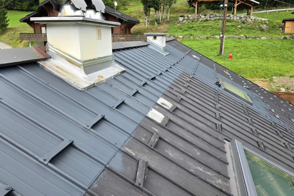 Rénovation et peinture de toiture à Thonon-les-Bains par SF Toiture. Traitement hydrofuge coloré en Haute-Savoie (74).