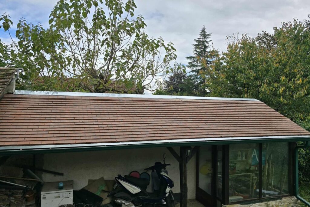 Rénovation de toiture en tuiles terre cuite réalisée par SF Toiture à Lugrin, Haute-Savoie (74), secteur Chablais.