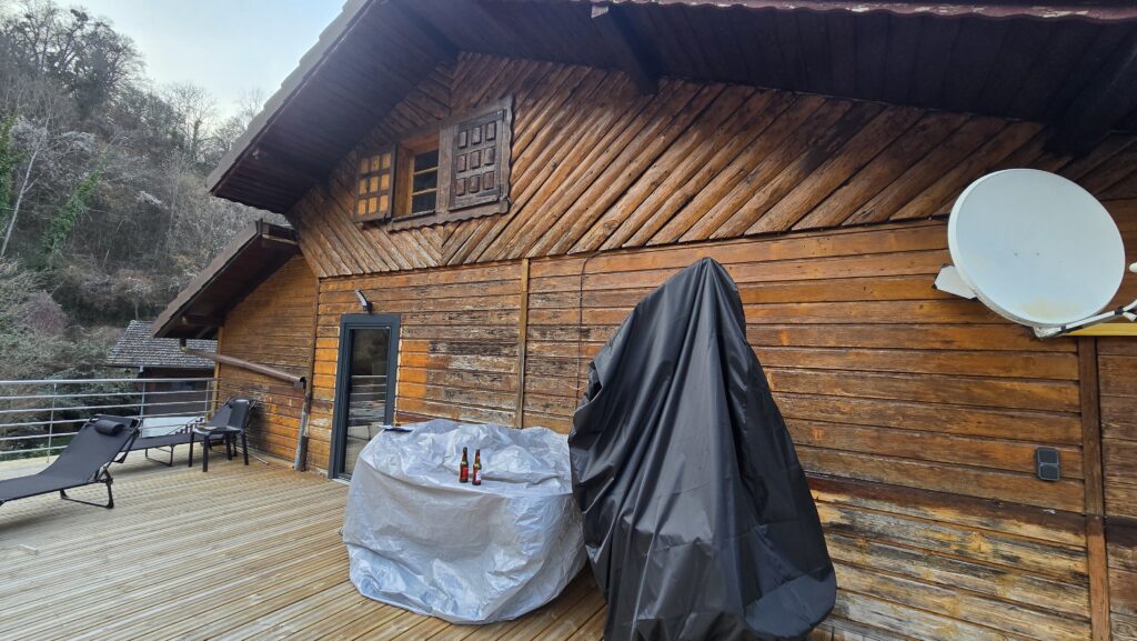 Ancien chalet de montagne en cours de rénovation avec bardage en bois traditionnel, situé à Lathuile en Haute-Savoie (74).